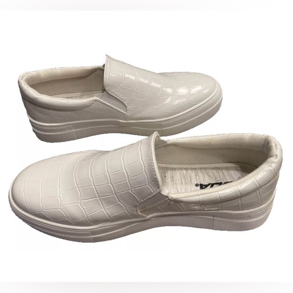 Soda brand woman’s size 7 white slip on shoes New in Box - Picture 1 of 10